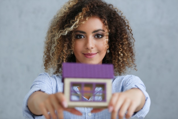 Retrato de mulher negra bonita.