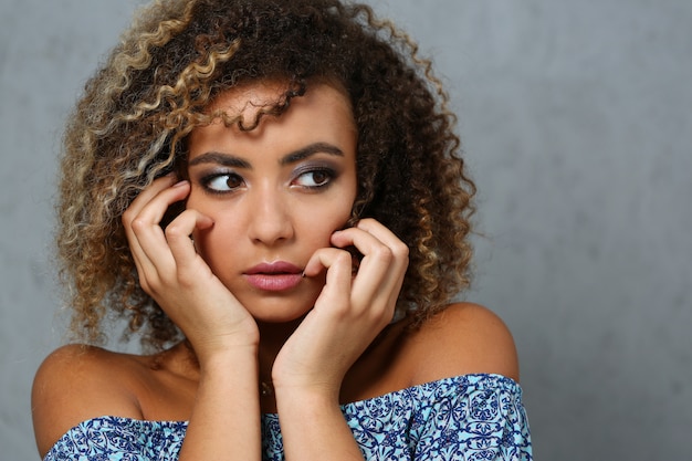 Retrato de mulher negra bonita.