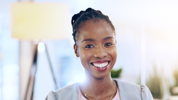 Retrato de mulher negra e negócios no escritório para empresa corporativa e mentalidade positiva para carreira Advogado e consultor jurídico com felicidade ou funcionário profissional com orgulho para tribunal ou trabalho