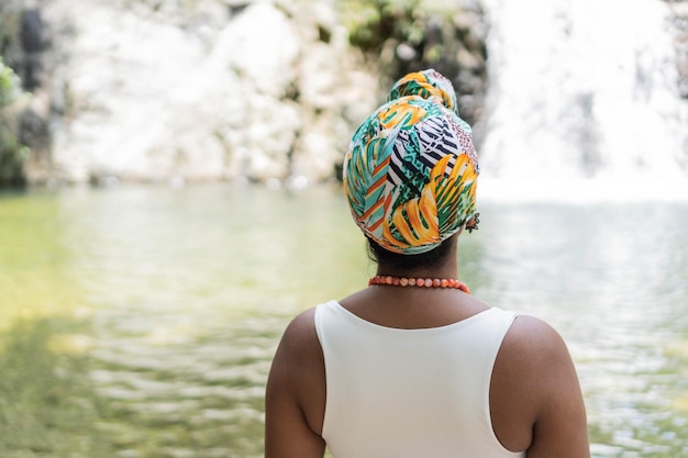 Retrato de mulher negra na floresta