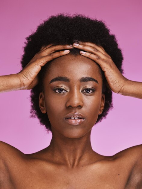 Foto retrato de mulher negra ou penteado afro tocante em relaxamento beleza skincare crescimento textura manutenção ou salão de bem-estar cabelo de mãos ou maquiagem de rosto natural no modelo de estúdio ou fundo rosa isolado