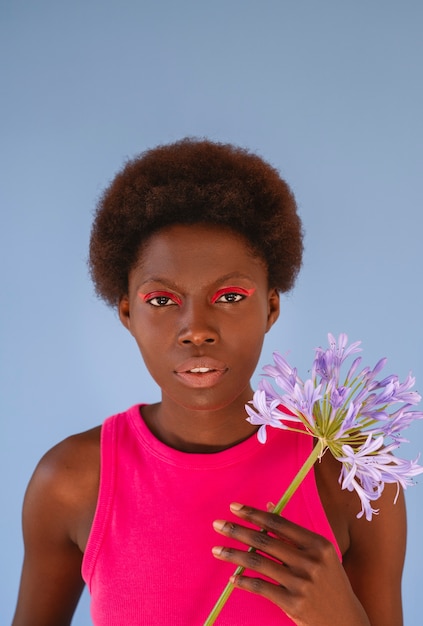 Retrato de mulher negra usando maquiagem