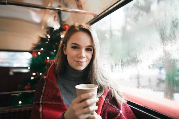 Retrato de mulher no café