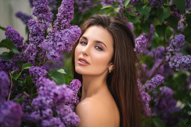 Retrato de mulher no jardim de lilás