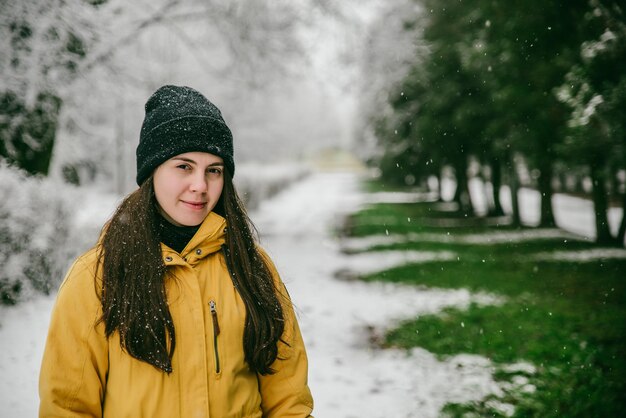 Retrato de mulher no lugar onde o inverno encontra a primavera