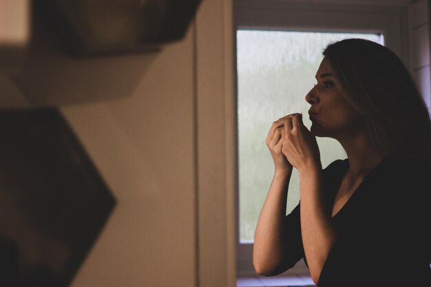 Foto retrato de mulher olhando para casa