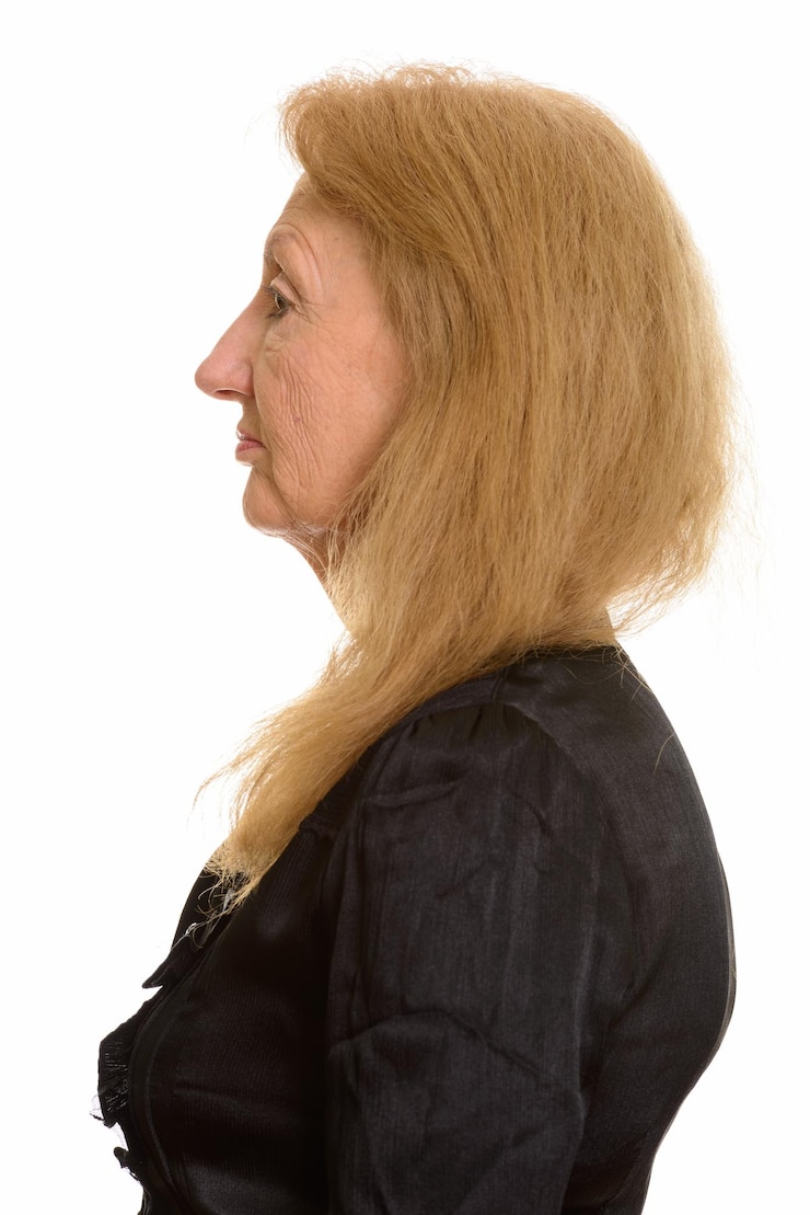 Foto retrato de mulher olhando para longe contra um fundo branco