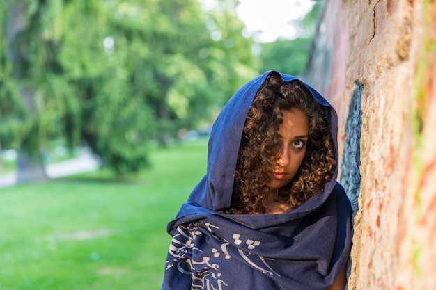 Retrato de mulher por tronco de árvore