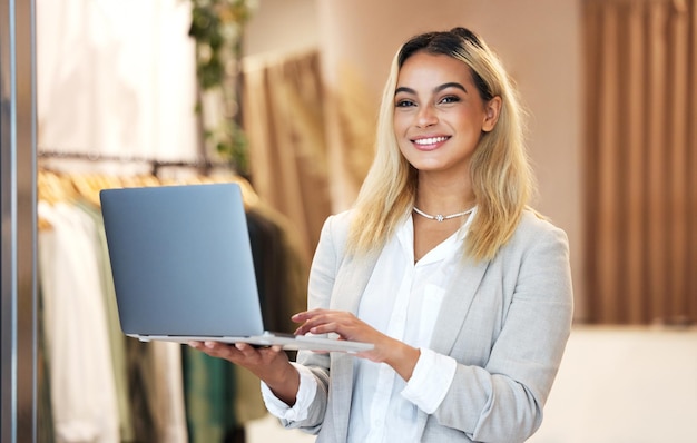 Retrato de mulher portátil e designer em loja de roupas planejamento e confiante para site de varejo Pessoa feminina boutique e profissional para comércio eletrônico on-line compras digitais e moda em aplicativo