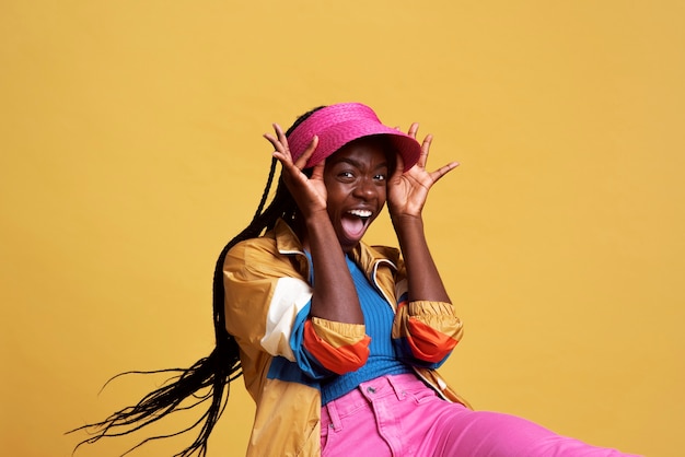 Retrato de mulher posando com fundo simples