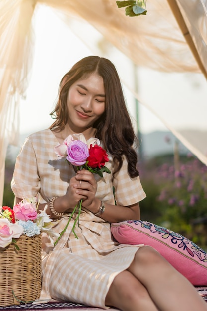 Retrato de mulher posando em uma barraca em um campo de flores