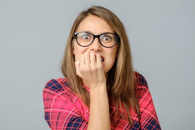 Retrato de mulher preocupada com medo atraente, roer unhas