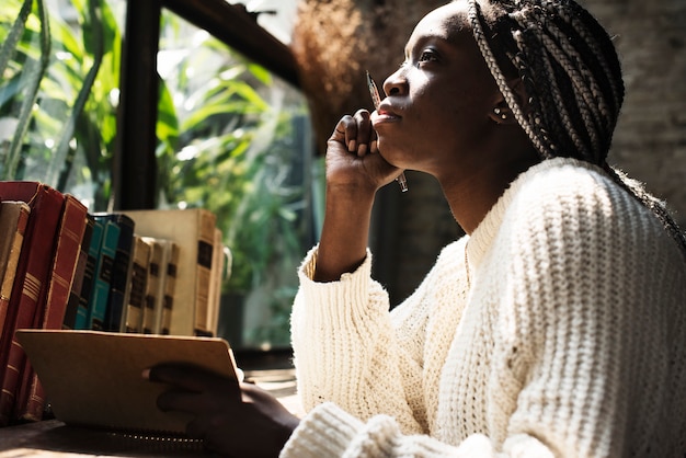 Retrato, de, mulher preta, com, dreadlocks, cabelo