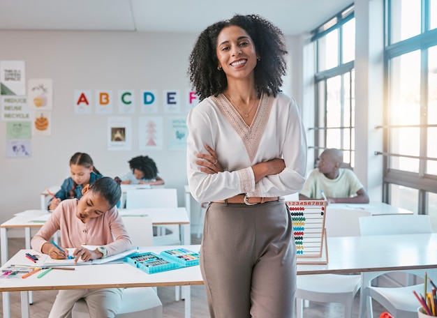 Retrato de mulher professora de escola e sala de aula para aprendizagem de educação e crianças ou alunos Pessoa feliz e confiante ensinando crianças conhecimento desenvolvimento de arte criativa e escrita em uma classe