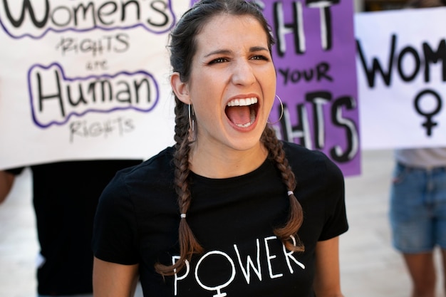 Retrato de mulher protestando por seus direitos