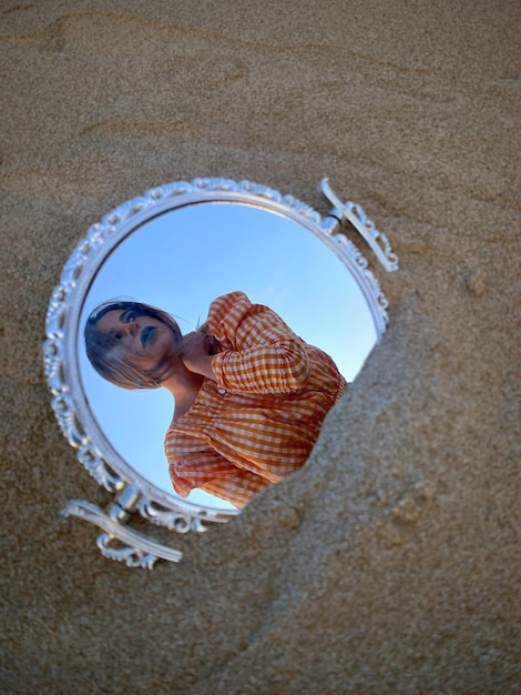 Retrato de mulher relaxando ao ar livre