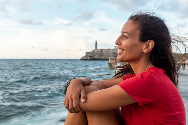 Retrato de mulher relaxando no Malecón