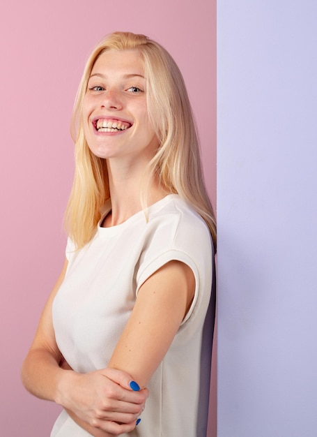 Retrato de mulher rindo de uma garota sorridente feliz alegre e linda garota sorrindo estúdio rindo