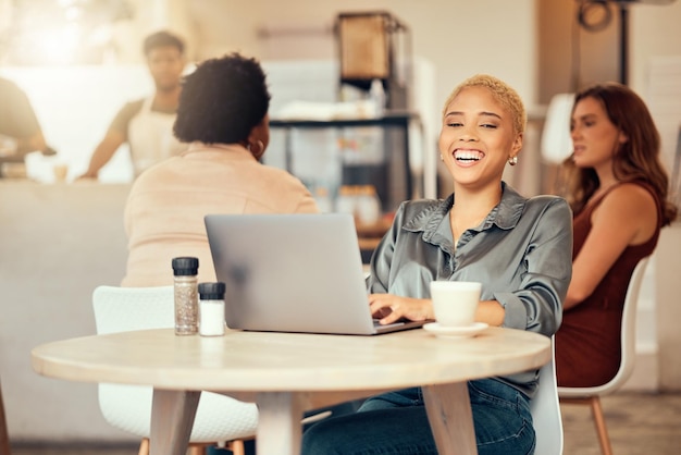 Retrato de mulher rindo e laptop no café de trabalho remoto felicidade freelance e restaurante Café feminino feliz e sorriso na internet de tecnologia de computador e blogs para redes sociais