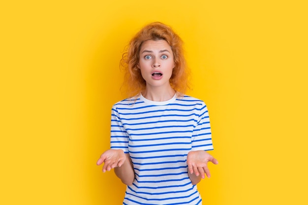 Retrato de mulher ruiva espantado isolado em fundo amarelo retrato de jovem ruiva