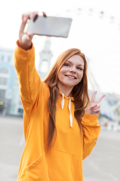 Foto retrato de mulher ruiva fazendo uma selfie