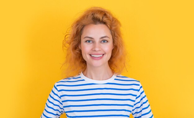 Foto retrato de mulher ruiva feliz isolado em fundo amarelo retrato de jovem ruiva