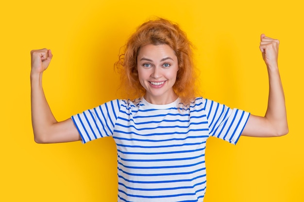 Retrato de mulher ruiva forte isolado em fundo amarelo retrato de jovem ruiva