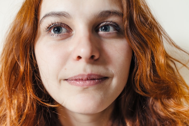 Retrato de mulher ruiva linda com close-up de cabelo encaracolado