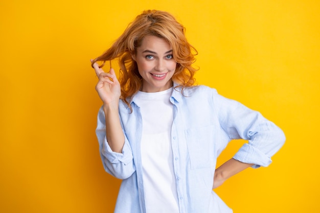 Retrato de mulher ruiva Linda mulher ruiva sorri alegremente isolada em fundo amarelo