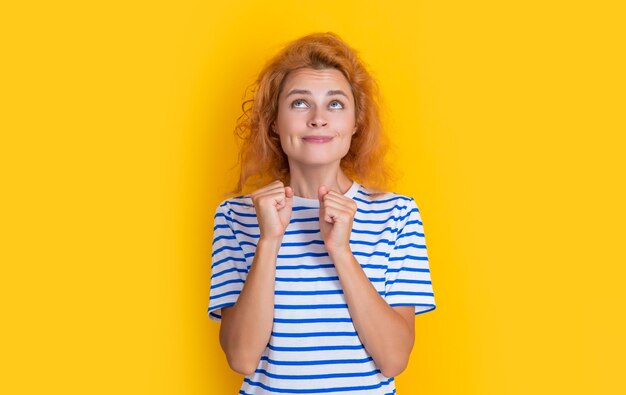 retrato de mulher ruiva sonhando isolado em fundo amarelo retrato de jovem mulher ruiva em estúdio retrato de mulher ruiva adulta