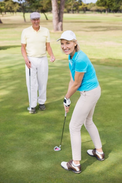 Retrato, de, mulher segura, taco golfe, por, homem