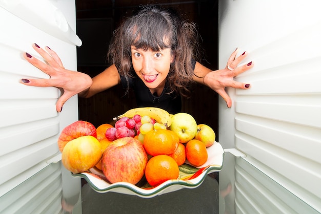 Foto retrato de mulher segurando frutas