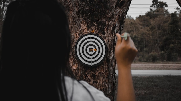 Foto retrato de mulher segurando o tronco de uma árvore