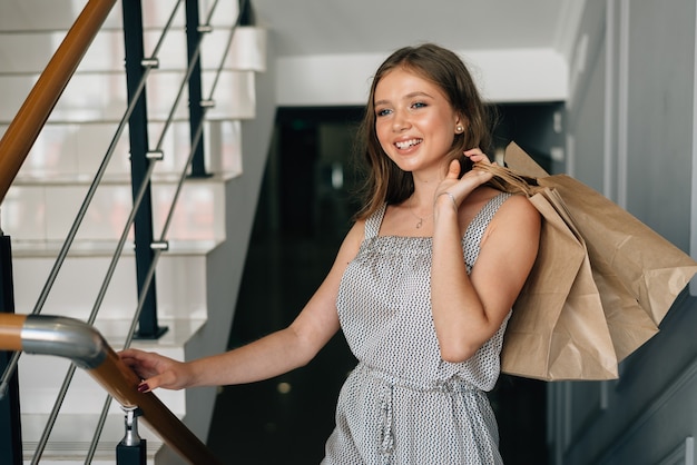 Retrato de mulher segurando sacolas de compras