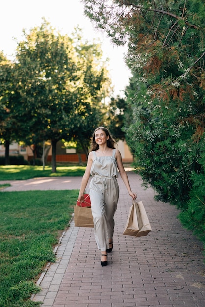 retrato de mulher segurando sacolas de compras