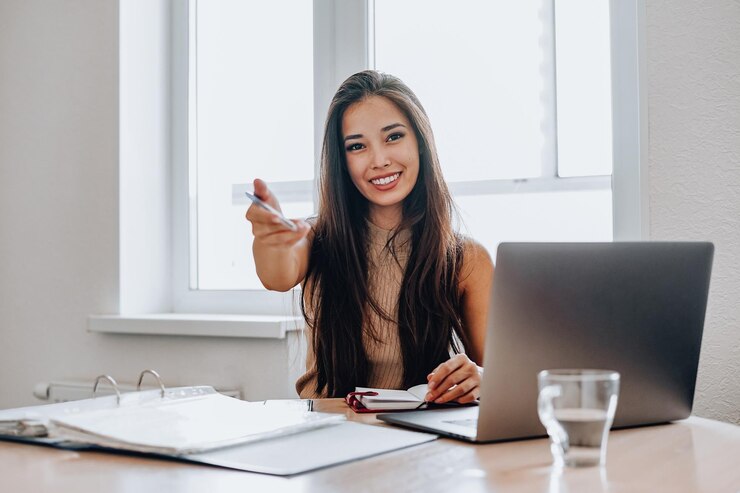 Foto retrato de mulher segurando um smartphone na mesa