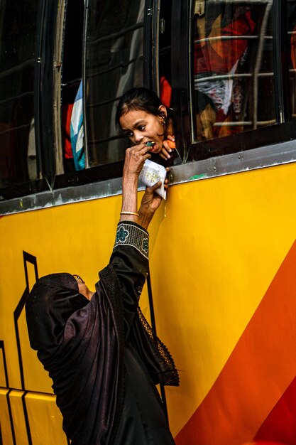 Foto retrato de mulher segurando um telefone celular