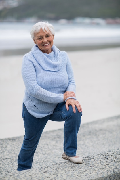 Retrato de mulher sênior de pé nos degraus