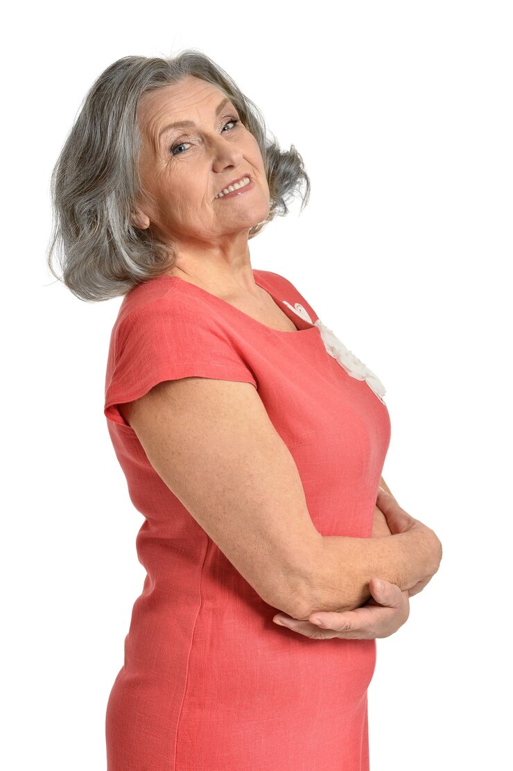 Foto retrato de mulher sênior em um vestido brilhante em fundo branco
