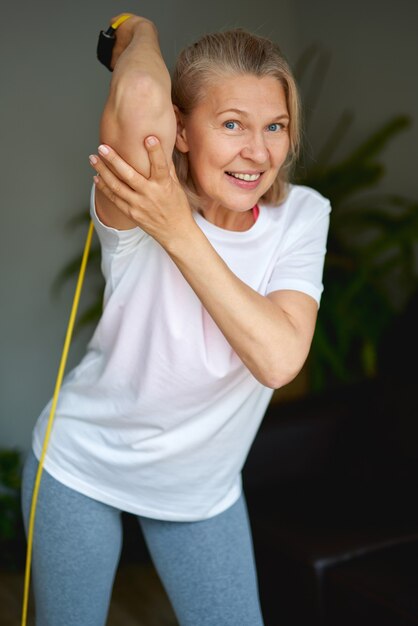 Retrato de mulher sênior exercício para esportes em casa.