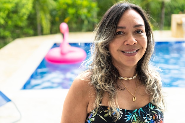 Retrato de mulher sênior na piscina no verão