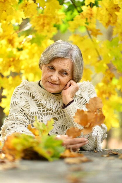 Retrato de mulher sênior no parque outono