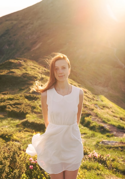 Retrato de mulher sensual na natureza no pôr do sol