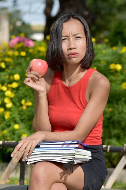 Foto retrato de mulher sentada ao ar livre