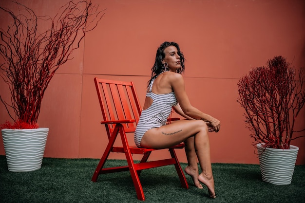 Retrato de mulher sentada em uma cadeira contra plantas