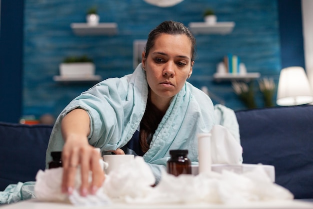 Retrato de mulher sentada em uma mesa