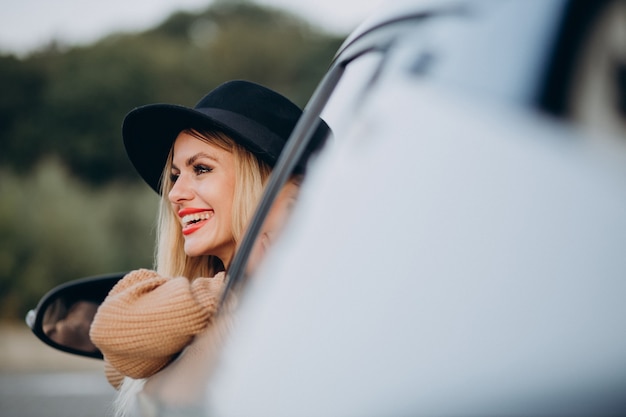 Retrato de mulher sentada no carro olhando pela janela