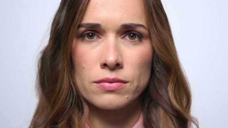 Foto retrato de mulher séria em estúdio linda garota com maquiagem natural