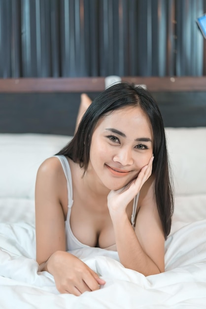 Retrato de mulher sexy asiática na camaRetrato perfeito senhora da Tailândia dentro de casa