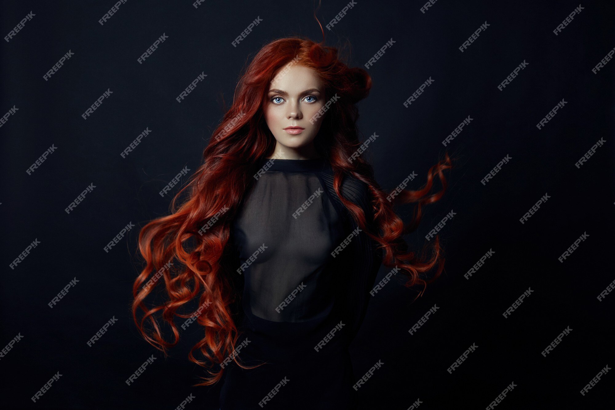 Menina Bonita sexy Do Ruivo Com Cabelo Longo Retrato Perfeito Da Mulher  No Fundo Preto Cabelo Lindo E Beleza Natural Dos Olhos Foto de Stock -  Imagem de forma, fêmea: 94327922